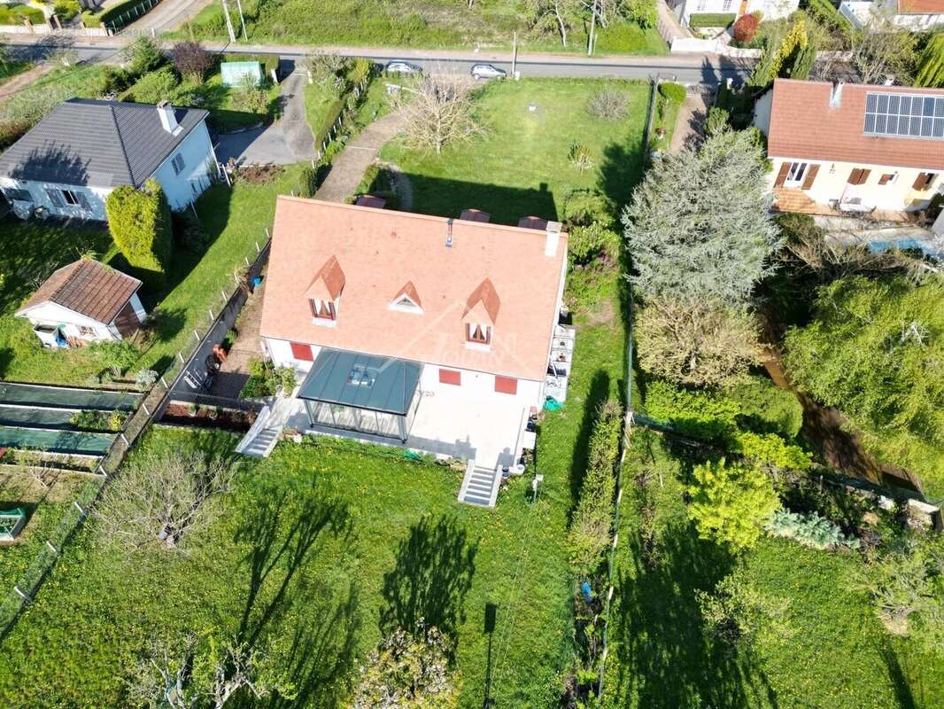 Maison à CREUZIER-LE-VIEUX