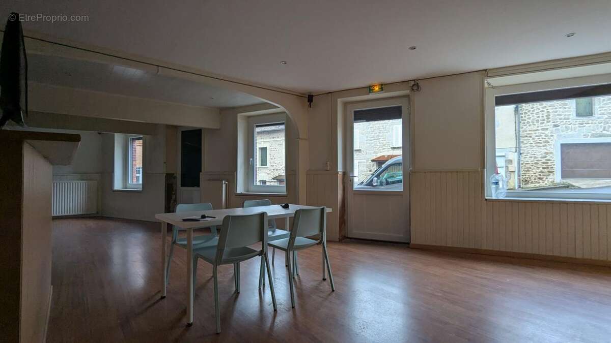 Maison 199 m² à Saint-Remy-Sur-Durolle  - photo 4