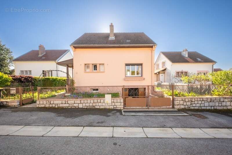 Maison à COUCHEY