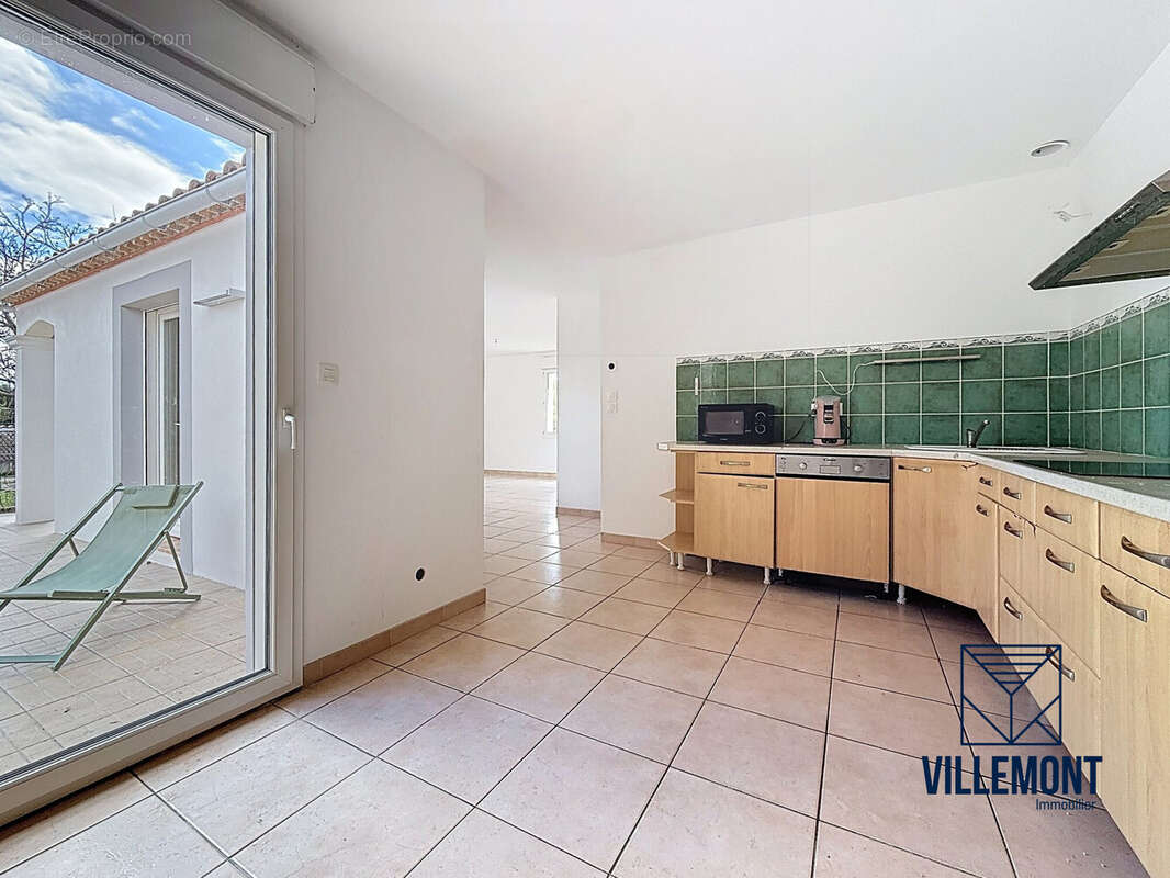 Cuisine accès terrasse barbecue - Maison à CALVISSON