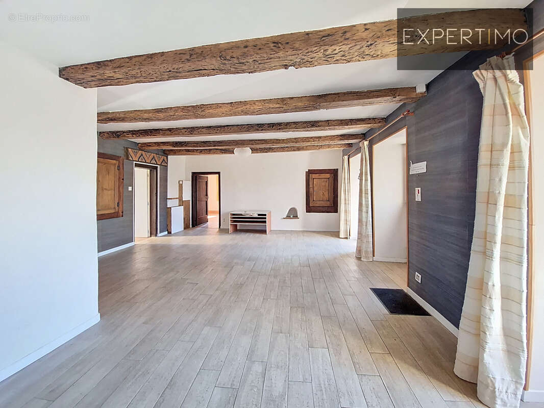 Ensemble immobilier unique : 2 maisons rénovées + studio + grange + 2 800 m2 de terrain   rentabilité & qualit - photo 7