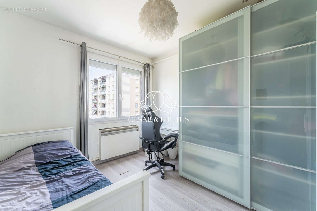 Appartement 77 m² à Saint-Priest  - photo 9