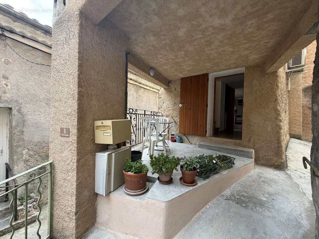 Maison de village divisée  en deux appartements, 2 pièces avec terrasse et 1 studio indépendant - photo 2