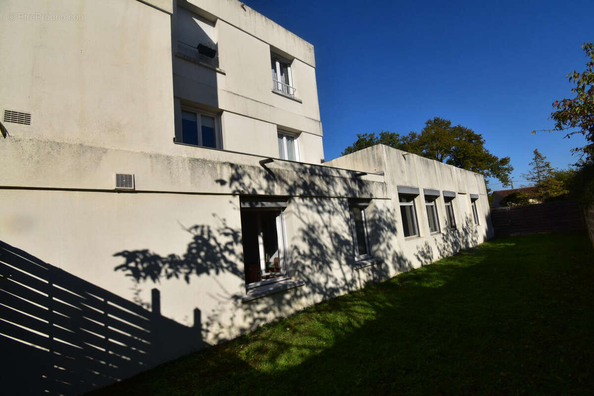 DSC_0036 - Commerce à L&#039;ISLE-D&#039;ESPAGNAC