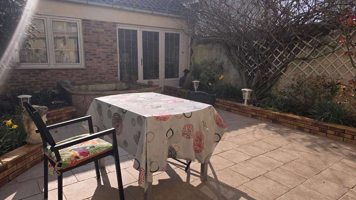 Beau patio, lumineux, arboré.