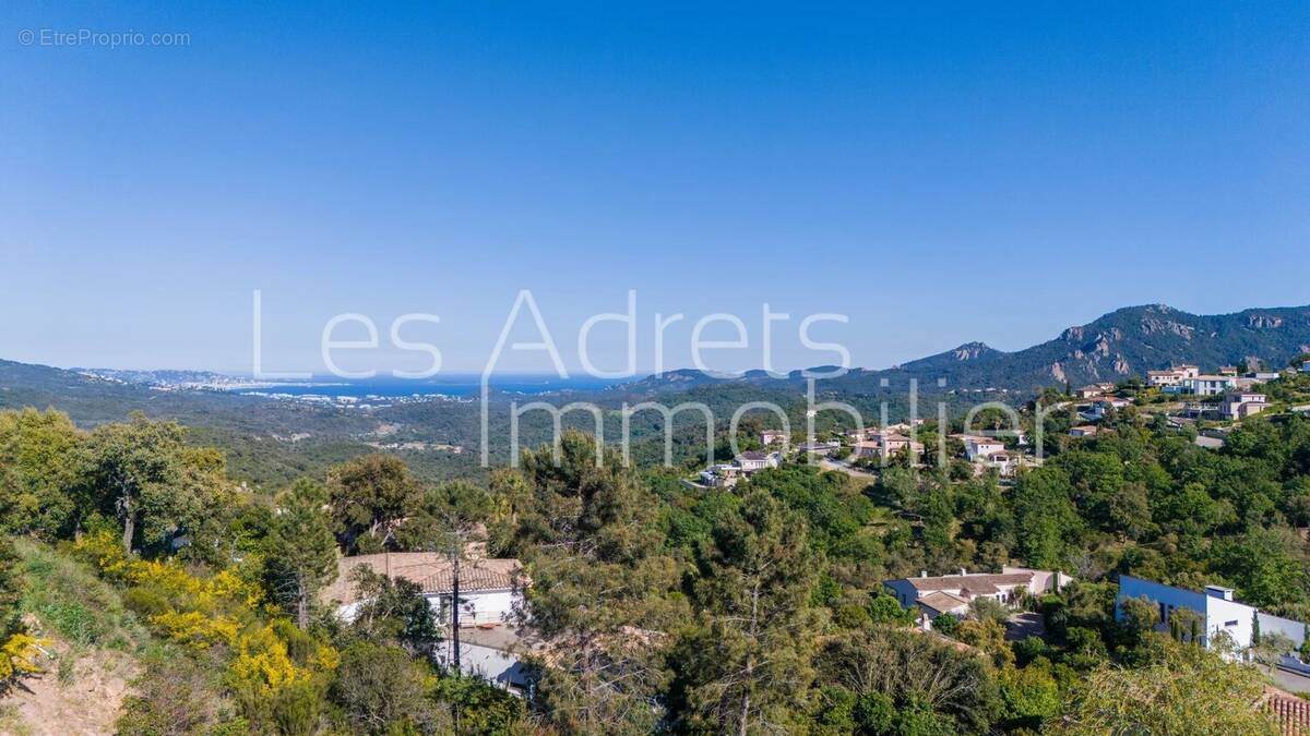Terrain à LES ADRETS-DE-L'ESTEREL