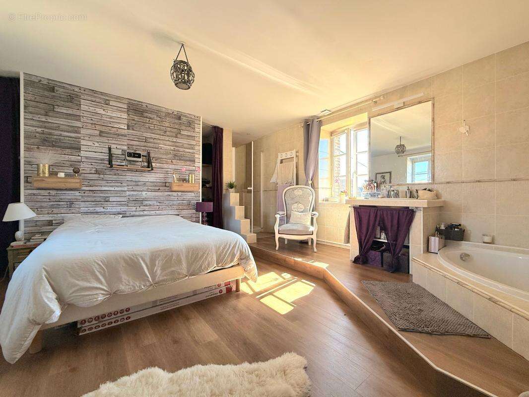 À vendre – Coup de cœur assuré! Authentique longère en pierre avec piscine – 143 m² – Terrain de 1 000 m² - photo 9