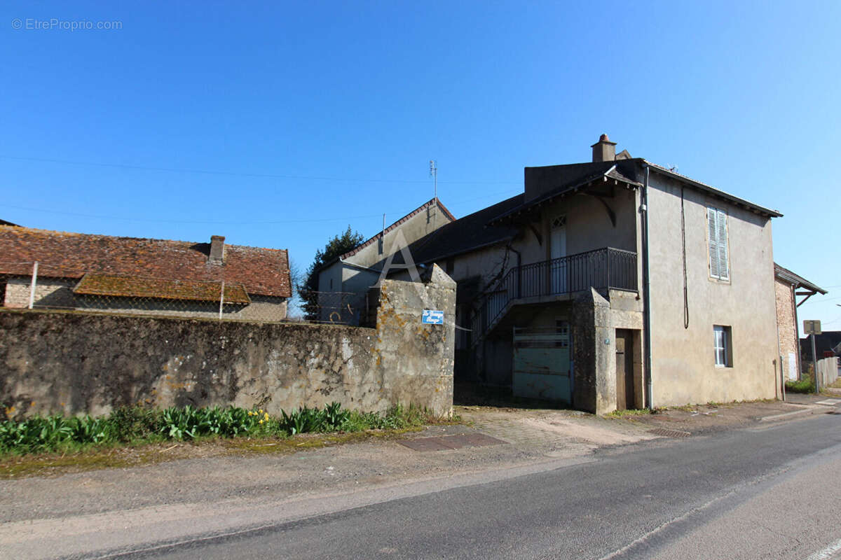 A vendre, proche de Saint Gengoux le National -  Ancienne ferme a rénover avec nombreuses dépendances et terrain constructible - photo 8
