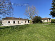ensemble - Maison à SAINT-QUENTIN-DE-CHALAIS