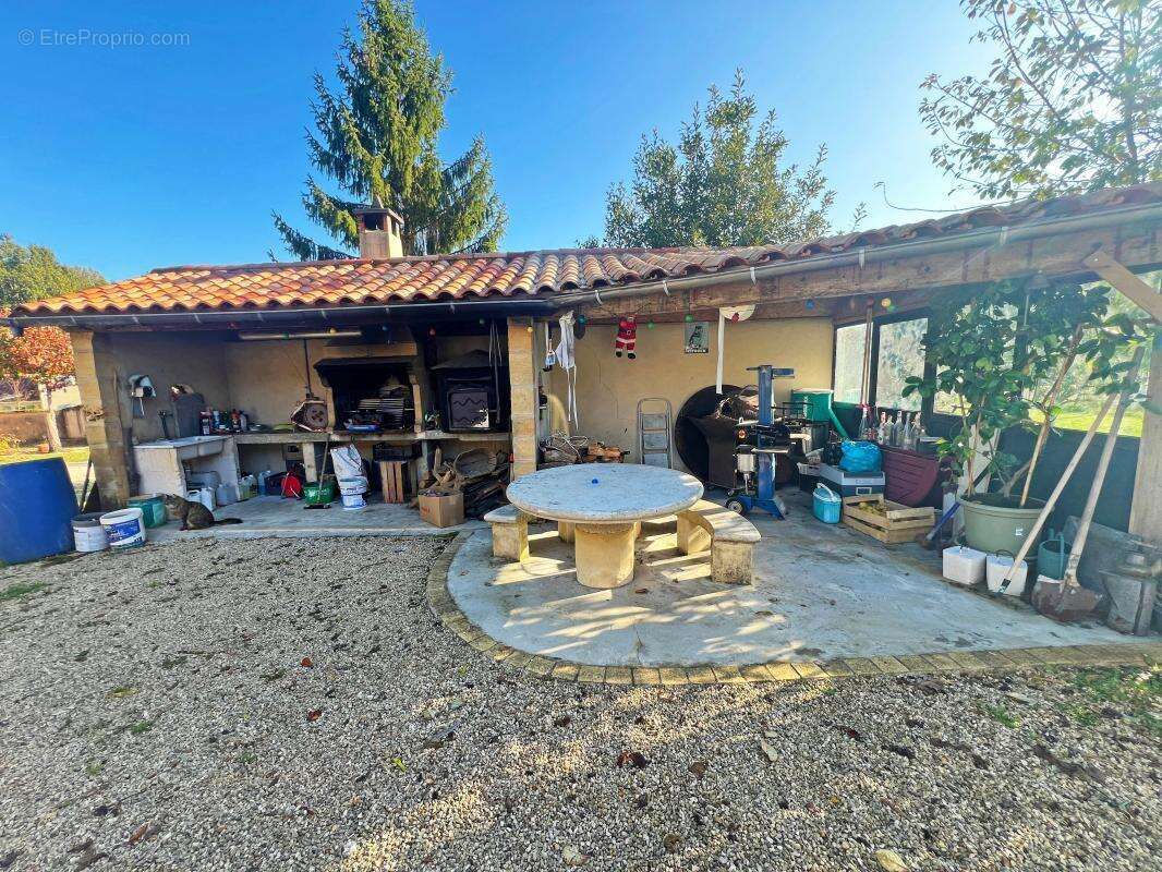 Maison à EGLISE-NEUVE-DE-VERGT