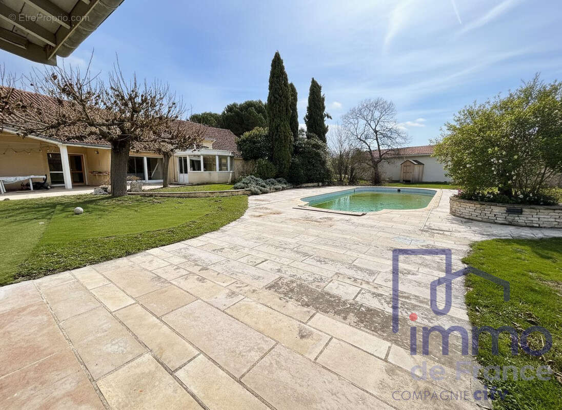 Maison à MONTROND-LES-BAINS