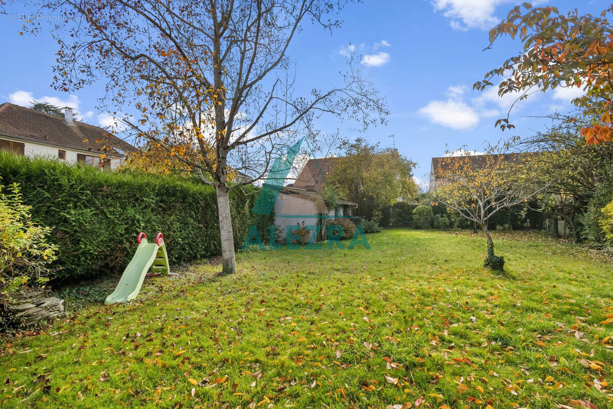 Maison à LE MESNIL-LE-ROI