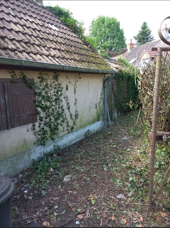 Maisonnette à réhabiliter en bordure de forêt avec jardin et garage - photo 2