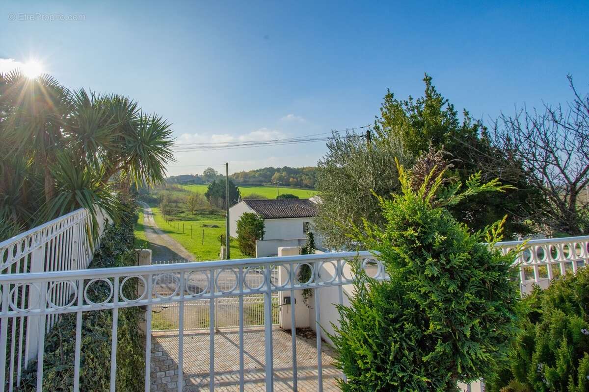 Breuillet – villa avec piscine et vue panoramique sur la campagne - photo 15
