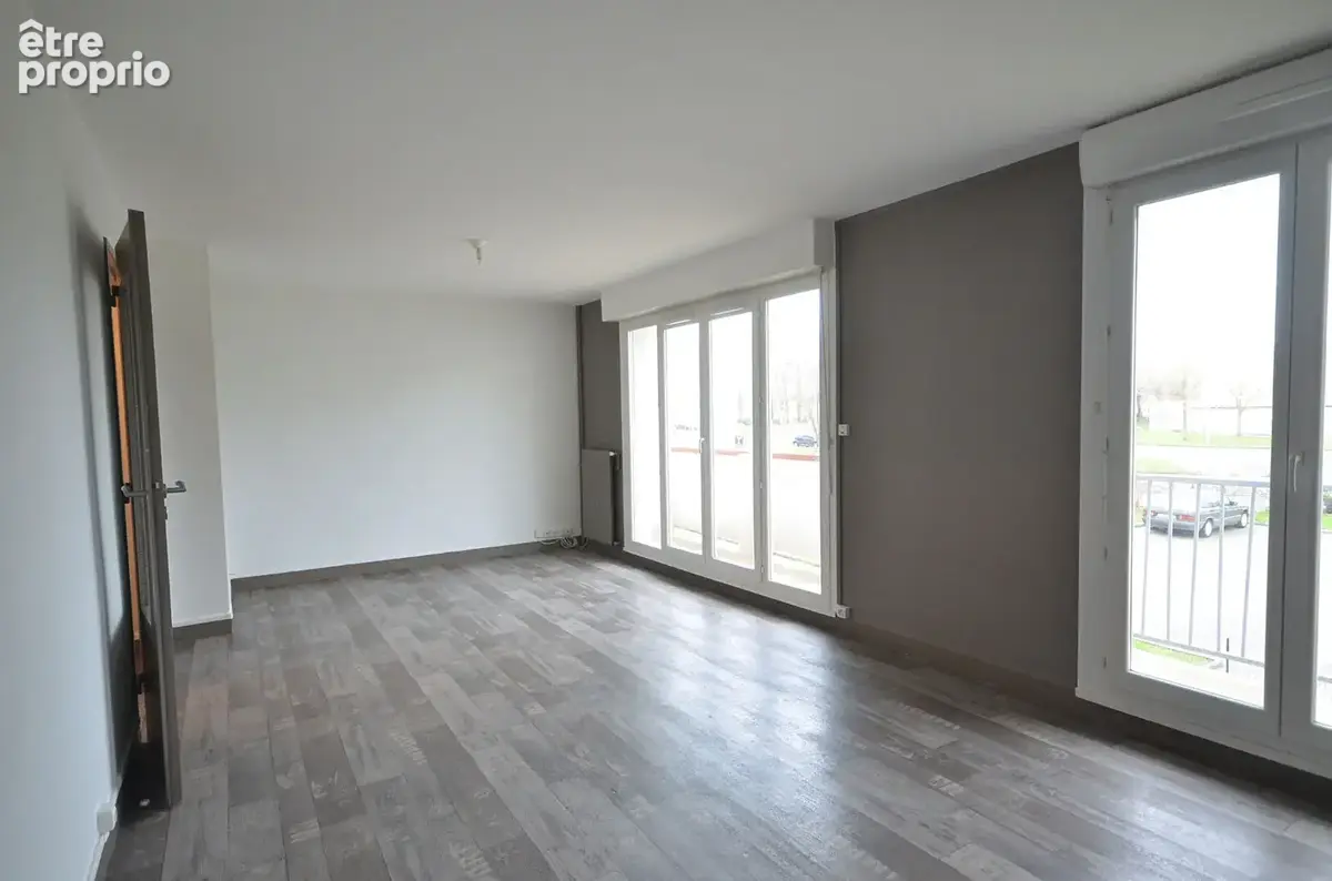 BREST KERGOAT - Proche facs, Type 4 entièrement rénové de 74m² avec place de parking - photo 3