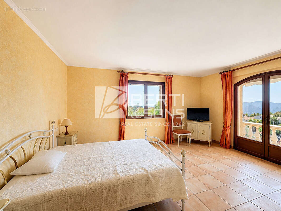 Mandelieu - vue mer - secteur recherche - villa 175 m² avec 4 chambres - piscine - garage triple  sur terrain de 2250m²  - fort  - photo 5