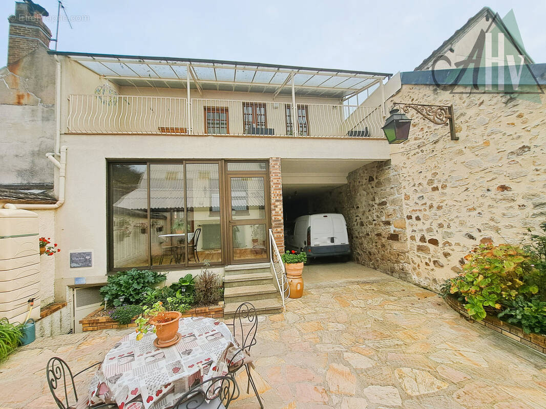 Maison à VILLENEUVE-LA-GUYARD