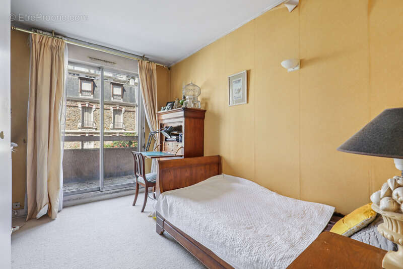 Spacieux cinq pièces avec balcons - calme - verdure et fort potentiel ! - photo 10