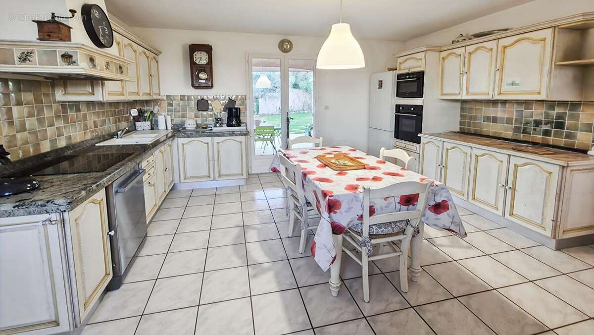 SAINT-SATURNIN LES AVIGNON Maison  7 pièce(s)  155 m² 449 000 - photo 7