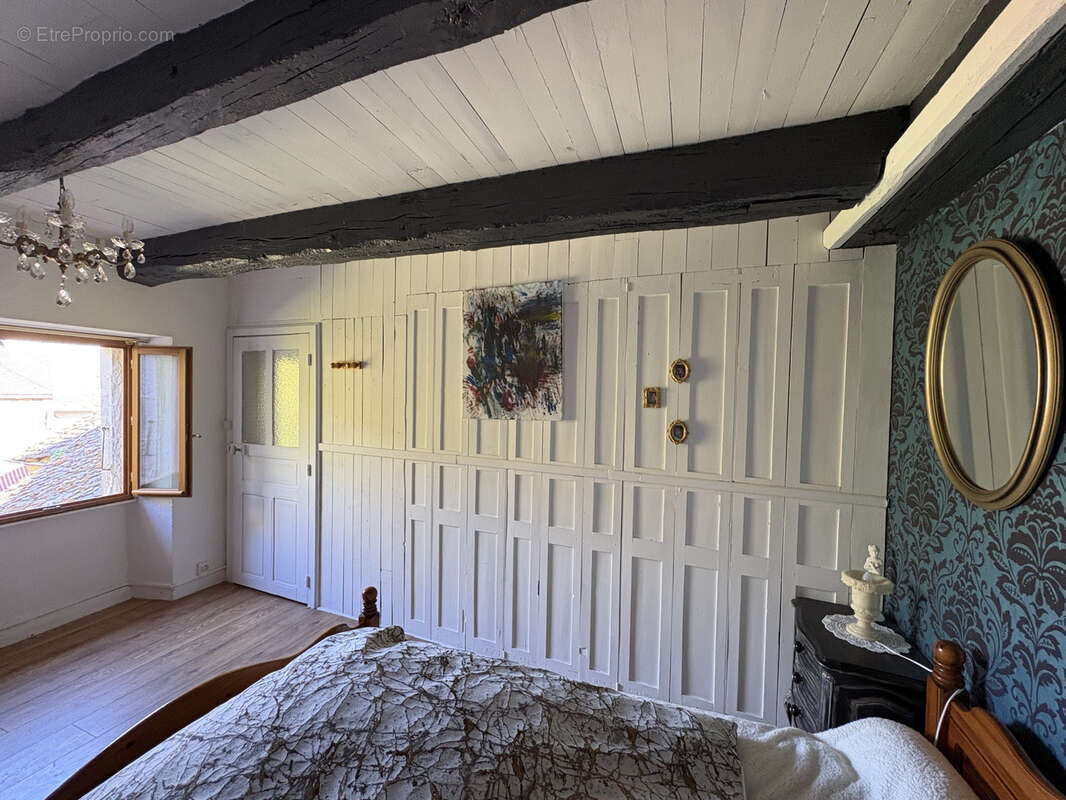 Ségur en Aveyron, Jolie maison au centre du village avec atelier/garage. - photo 2