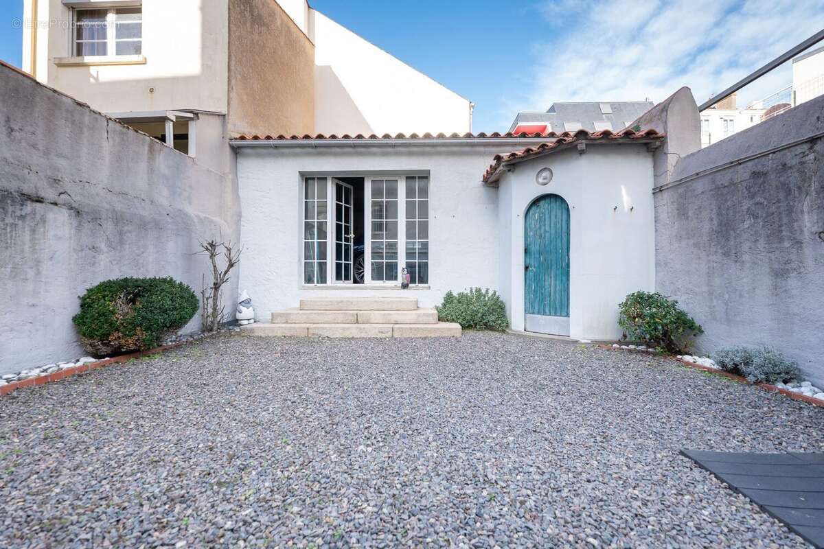Jardinet vue sur le garage 