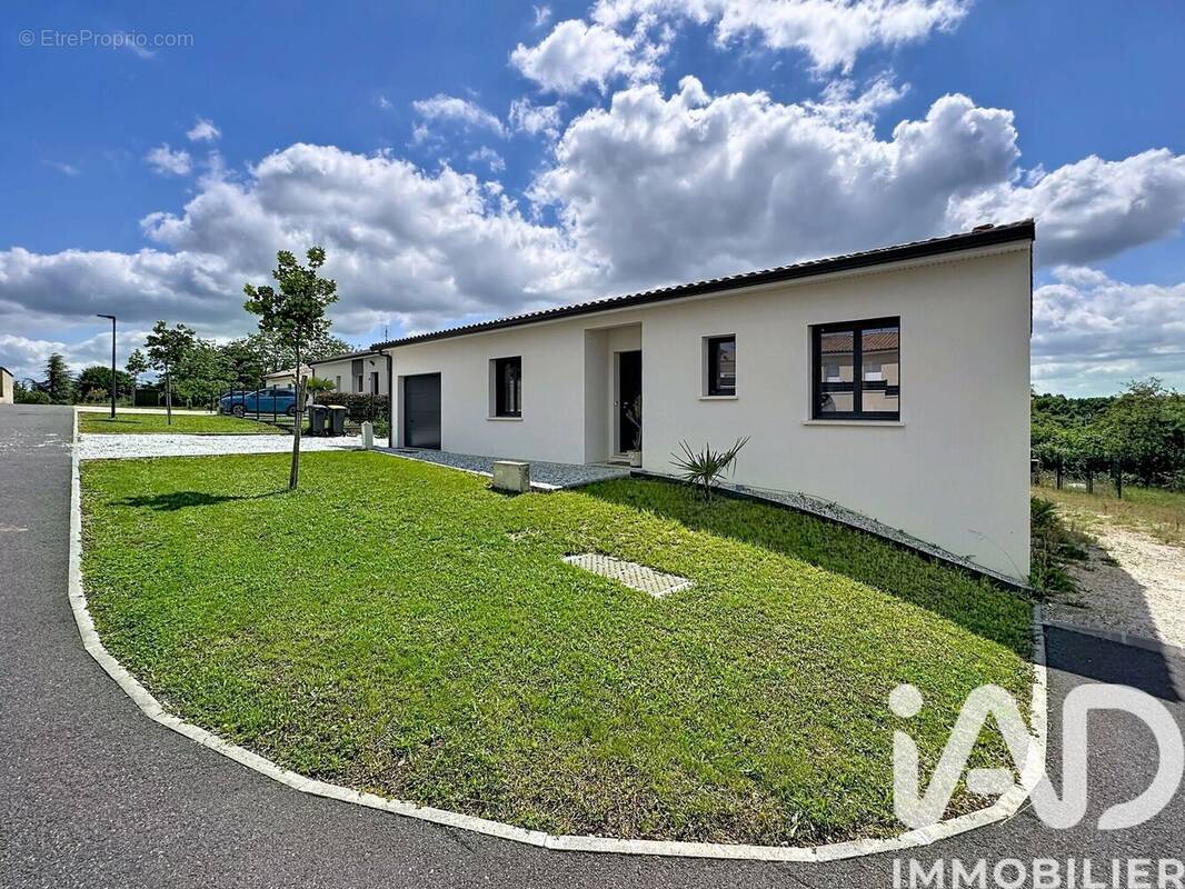 Photo 1 - Maison à CHAMPNIERS
