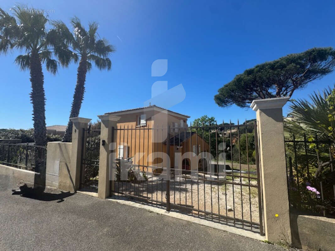 Maison à ROQUEBRUNE-SUR-ARGENS