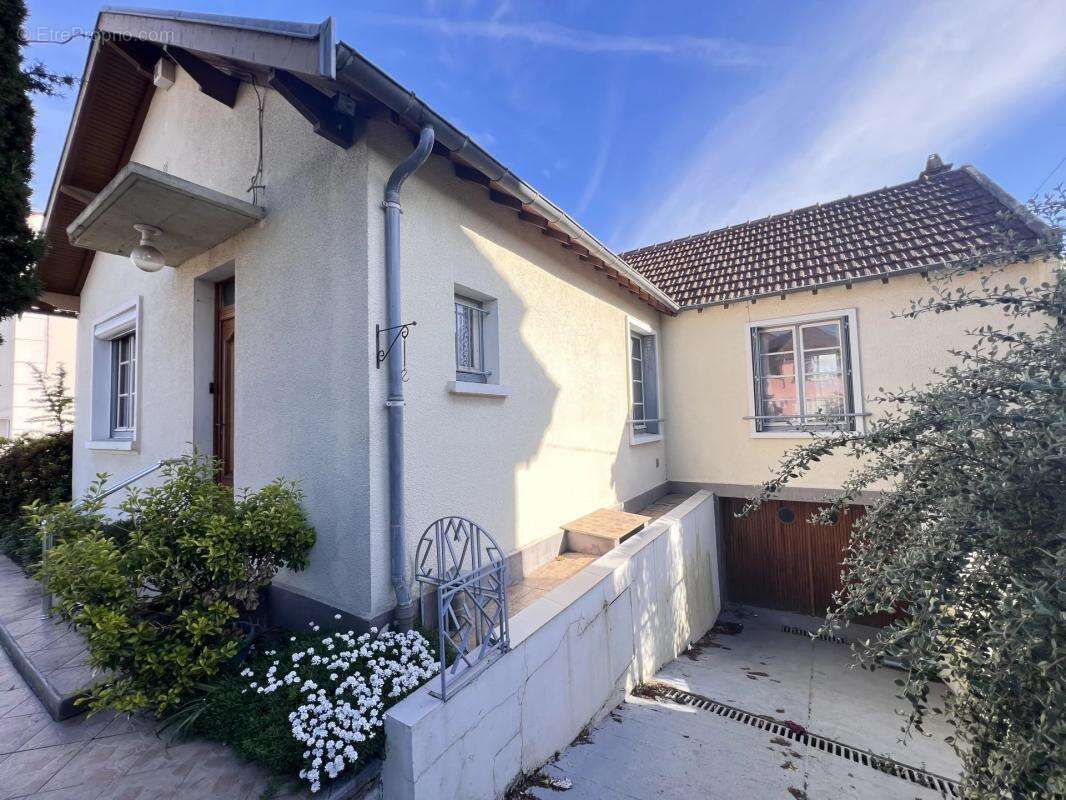 Maison à LES CLAYES-SOUS-BOIS
