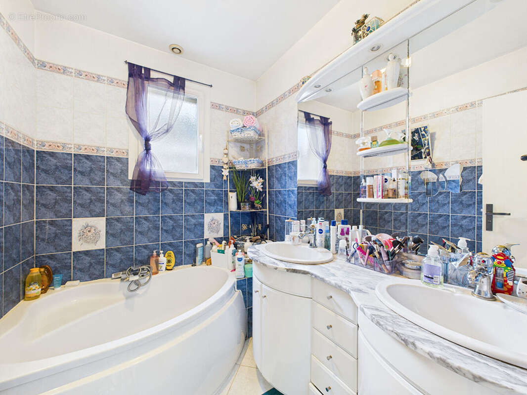 Maison à SAINT-JEAN-DE-MUZOLS