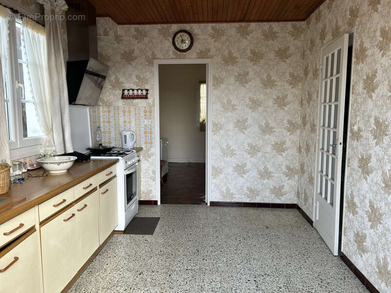 Maison à LES MARTRES-D'ARTIERE