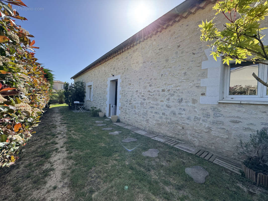 Maison à LAUDUN-L'ARDOISE