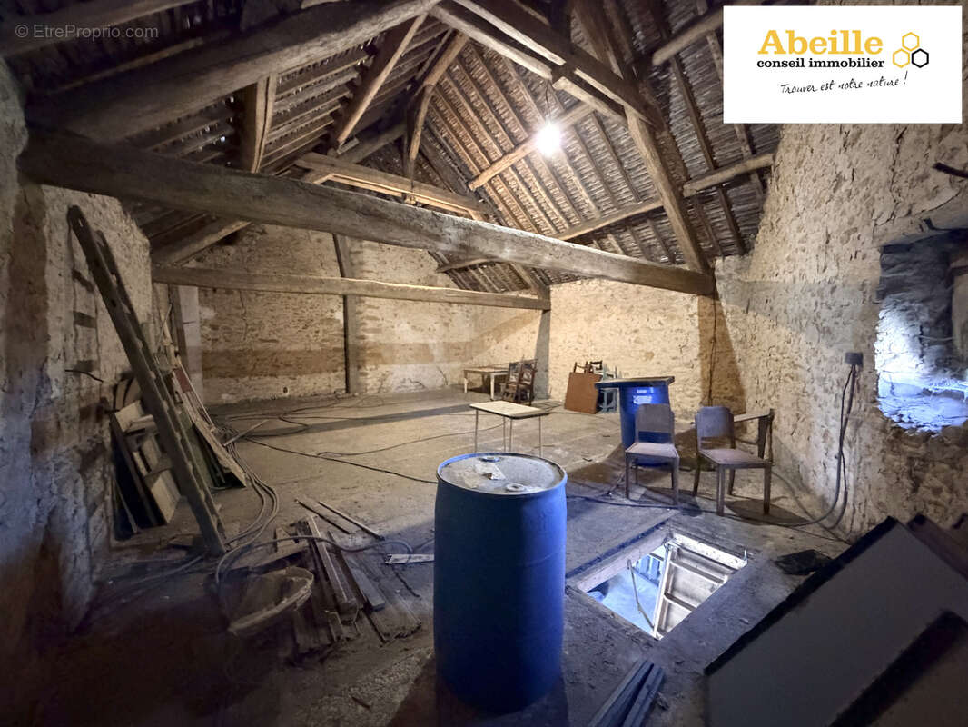 Ensemble immobilier de 160 m2, et deux places de parking - photo 5