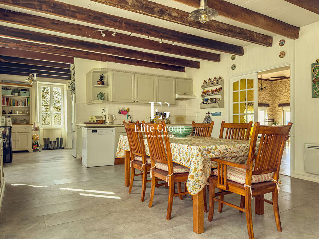 Maison à MONTMOREAU-SAINT-CYBARD