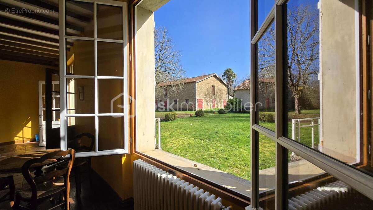 Ensemble immobilier, maison de 178 m², maisonnette, granges, petits toits, terres et étang - photo 2