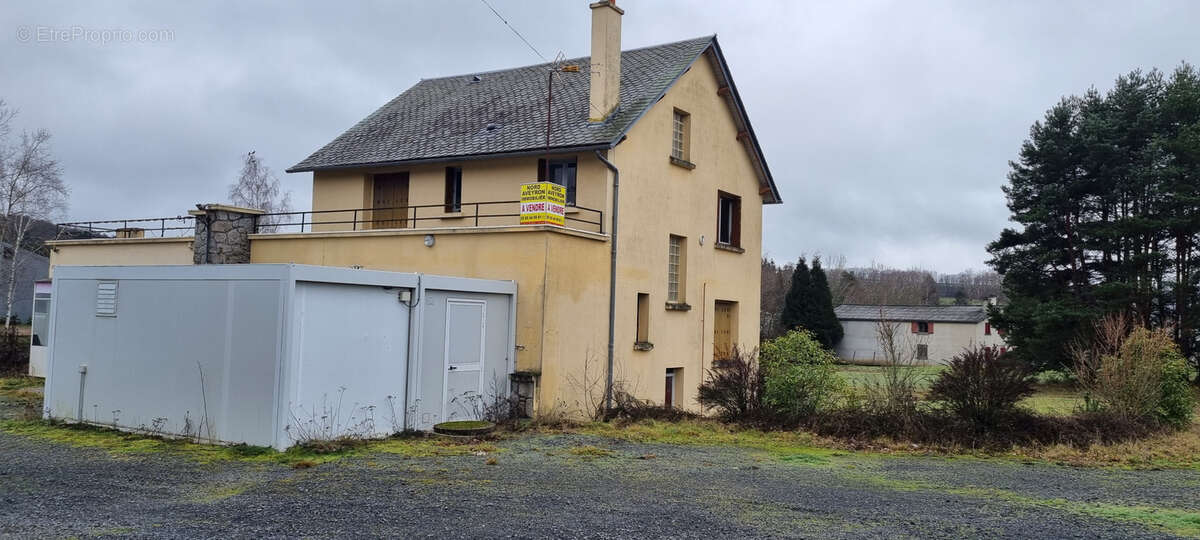 Maison à SAINTE-GENEVIEVE-SUR-ARGENCE