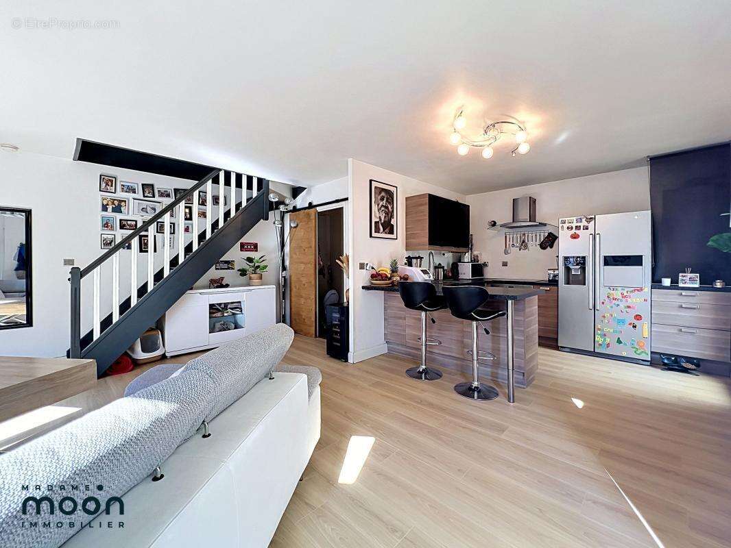 A Vendre - T4 Duplex 75m² avec terrasse et Garage Secteur Perron - photo 5