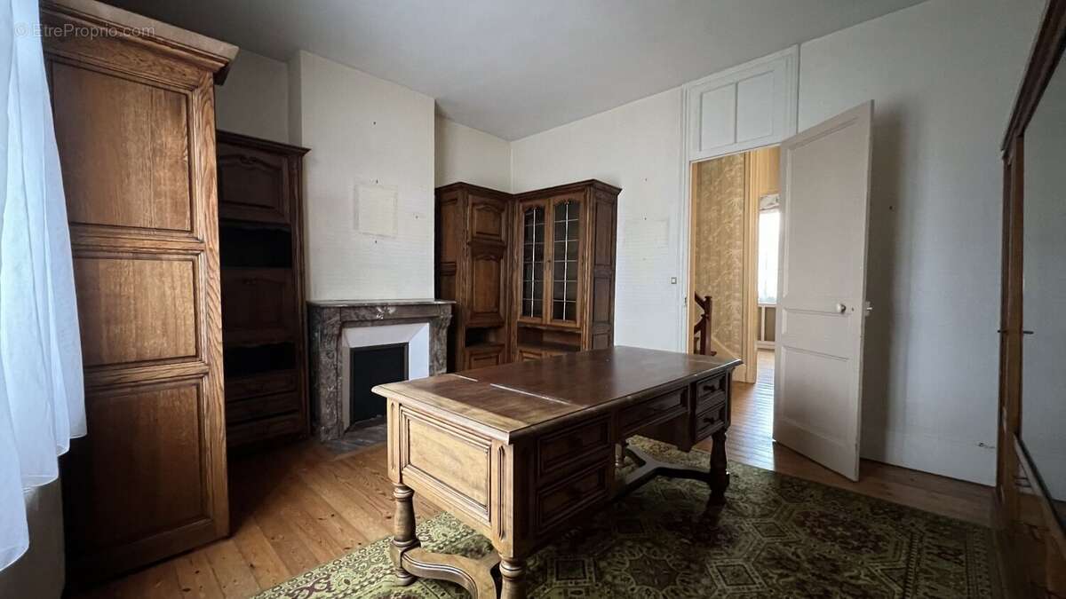 A vendre maison de ville en briques en plein centre ville de EU, 9 pièces, salon avec cheminée, salle à manger, 6 chambres, 2 sa - photo 18