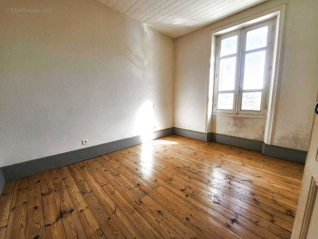 Maison à SAINT-LAURENT-DU-PAPE