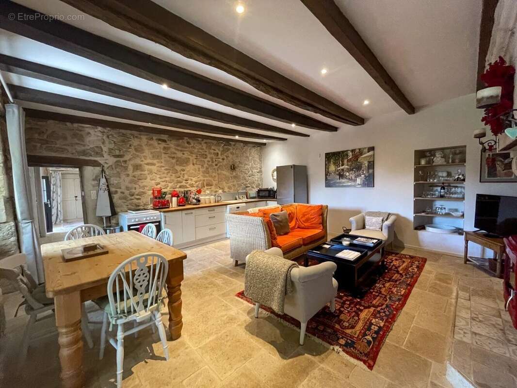 Deux maisons mitoyennes en pierre avec une jolie piscine et des dépendances - photo 18