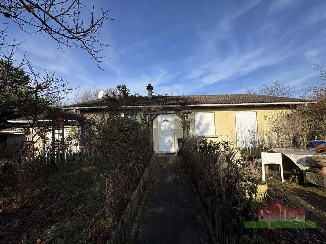 MONSTEROUX-MILIEU, Villa de plain pied T5 de 140m² avec un terrain de 1004m². - photo 2