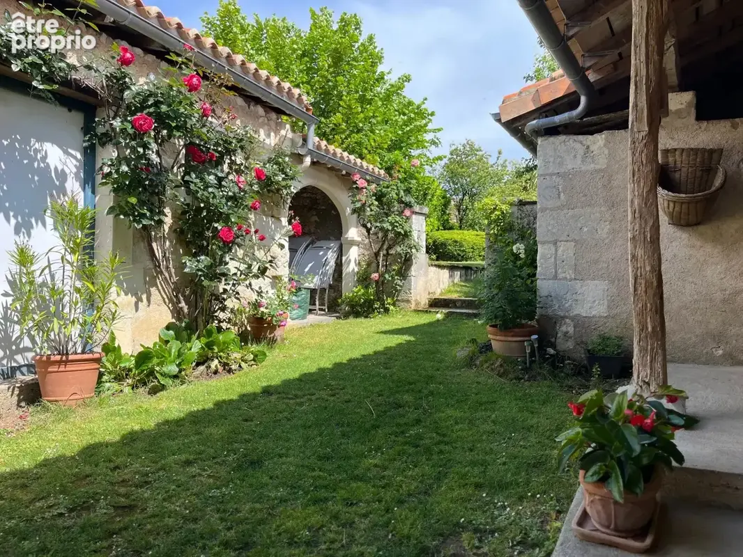 Charmante maison de village rénovée avec magnifique espace de vie extérieur et jardin clos - photo 16