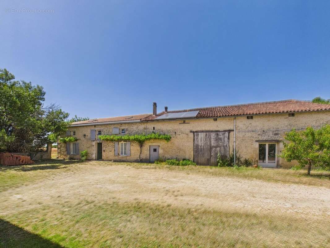 Propriété de caractère exceptionnelle avec appartement indépendant, potentiel gîte, garages et grand hangar - photo 15