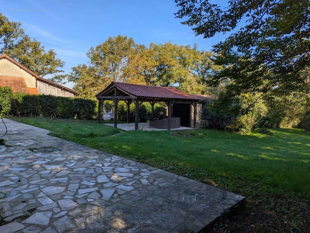 Maison à AZAT-LE-RIS