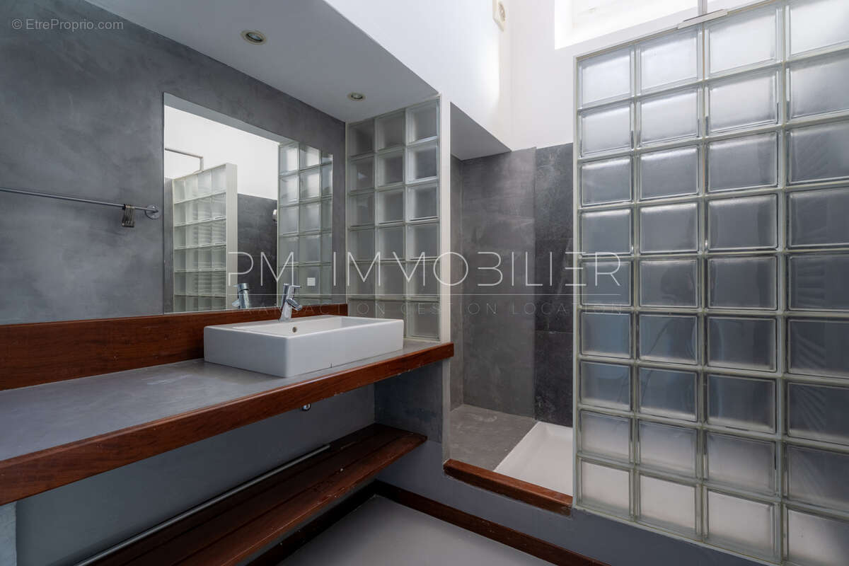 Appartement à MARSEILLE-1E