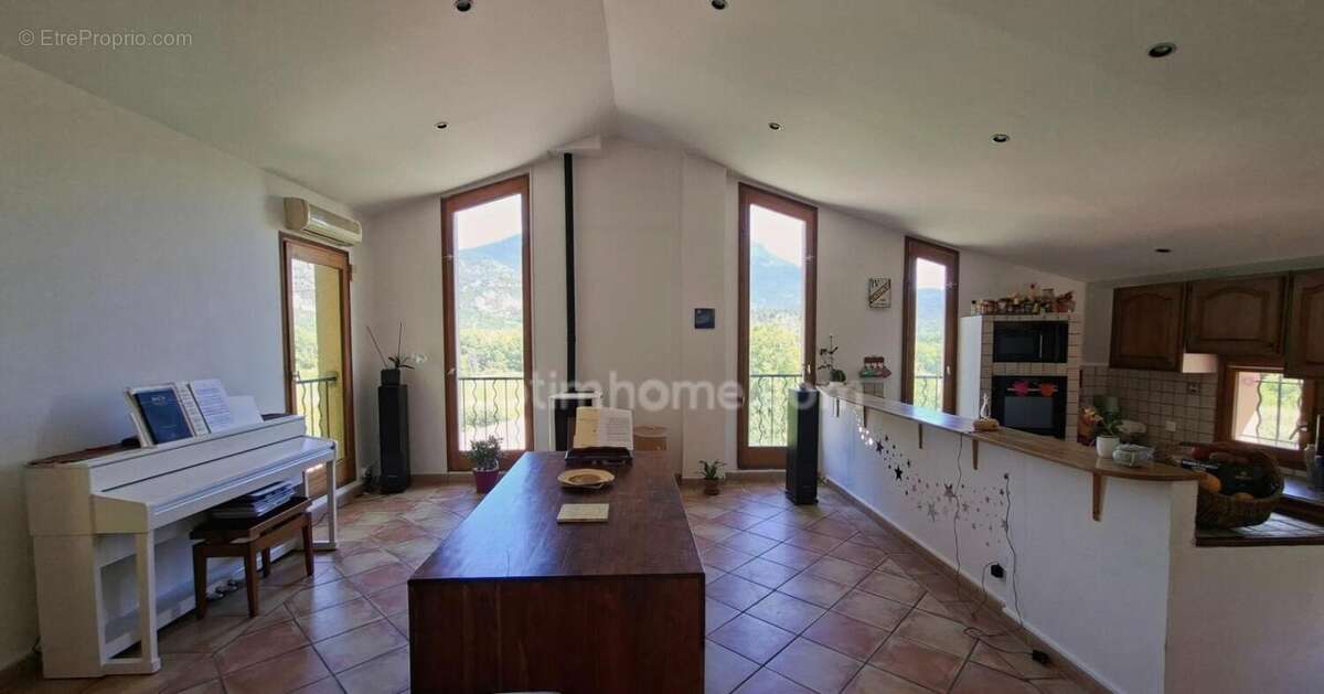A Vendre Maison 237 m² double habitation possible et terrain arboré MEZEL (04) - photo 6