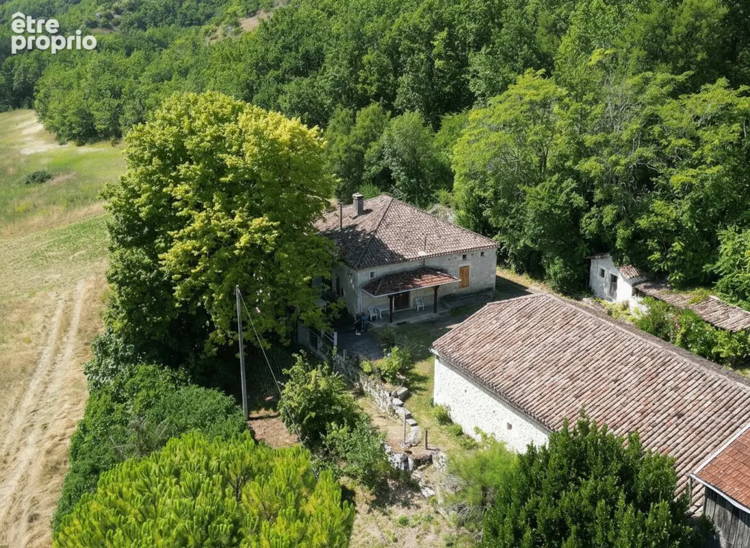 Corps de ferme avec 23 hectares et grange de 200 m² - photo 2