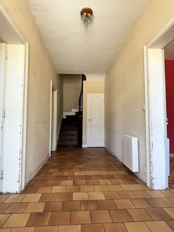 Maison bourgeoise en briques avec dépendance, jardin 1900m2 et fort potentiel- Proche VIMOUTIERS - photo 4