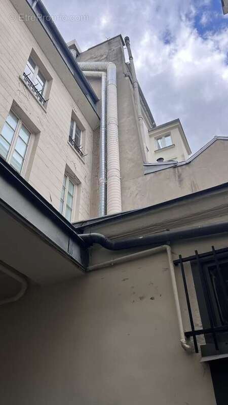 Autre à PARIS-9E