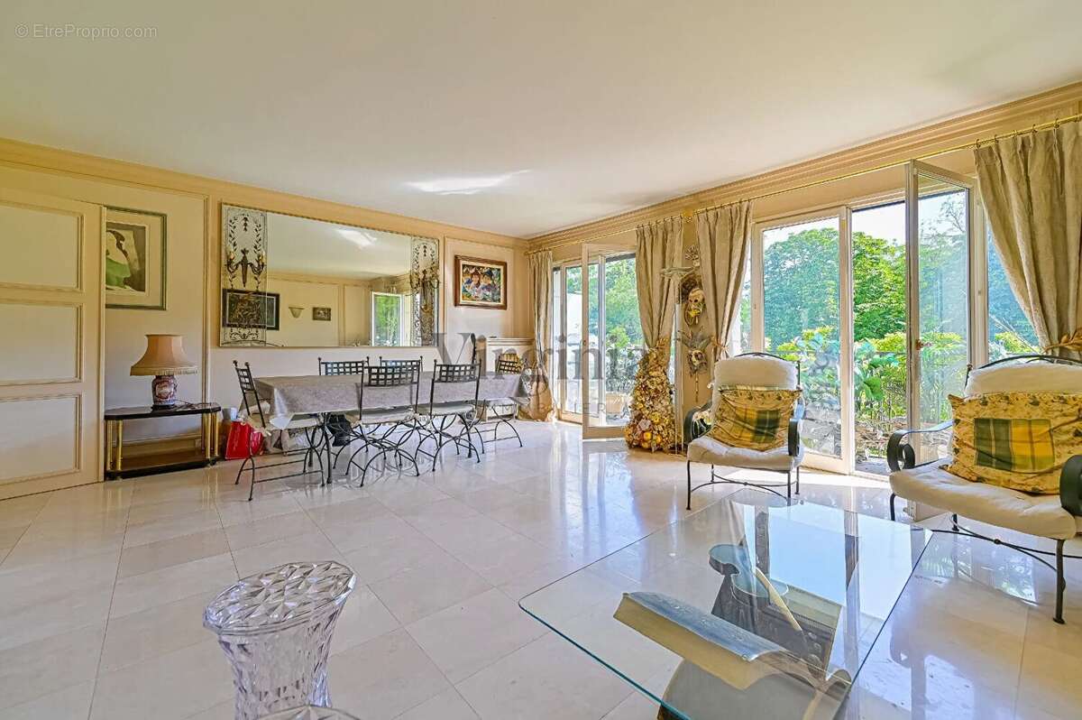Appartement à CHARENTON-LE-PONT