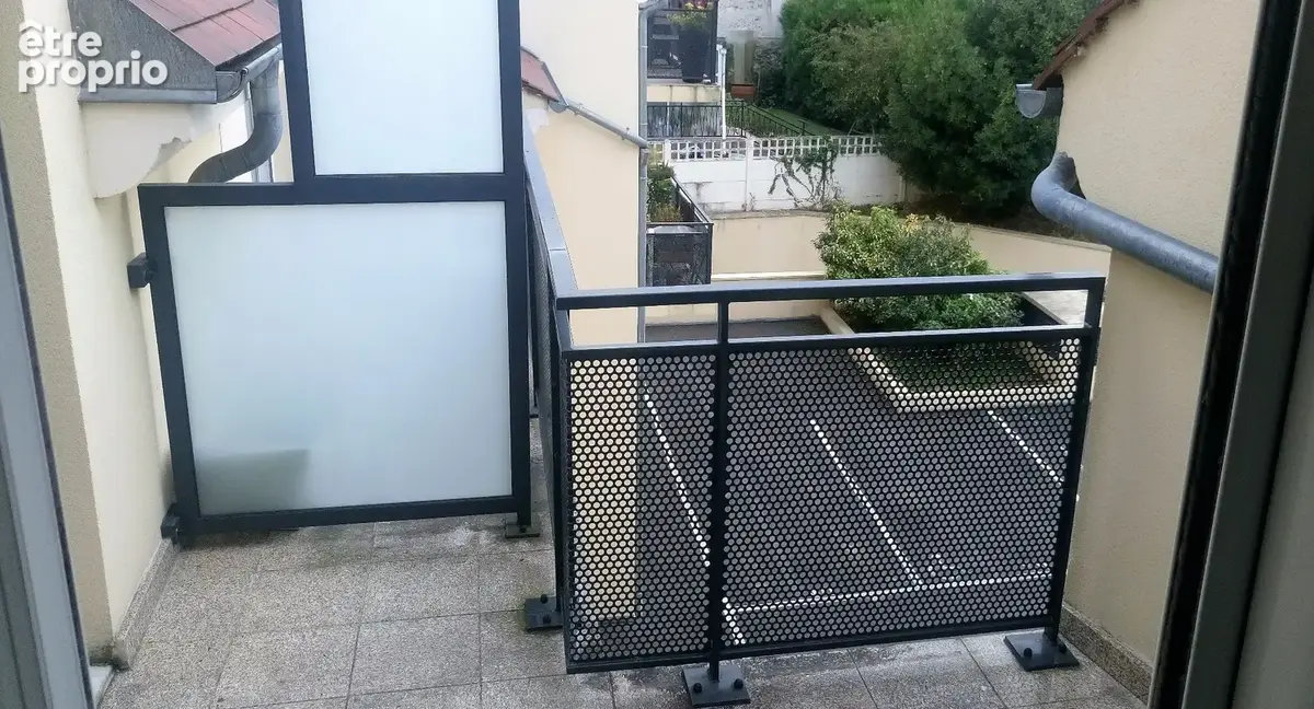 Au calme - appartement 3 pièces avec terrasse, parkings et locataire en place - photo 7